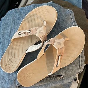 Sperry thong sandals size 8. Tan/Beige.